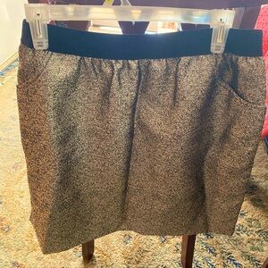 Golden fiber skirt with pockets